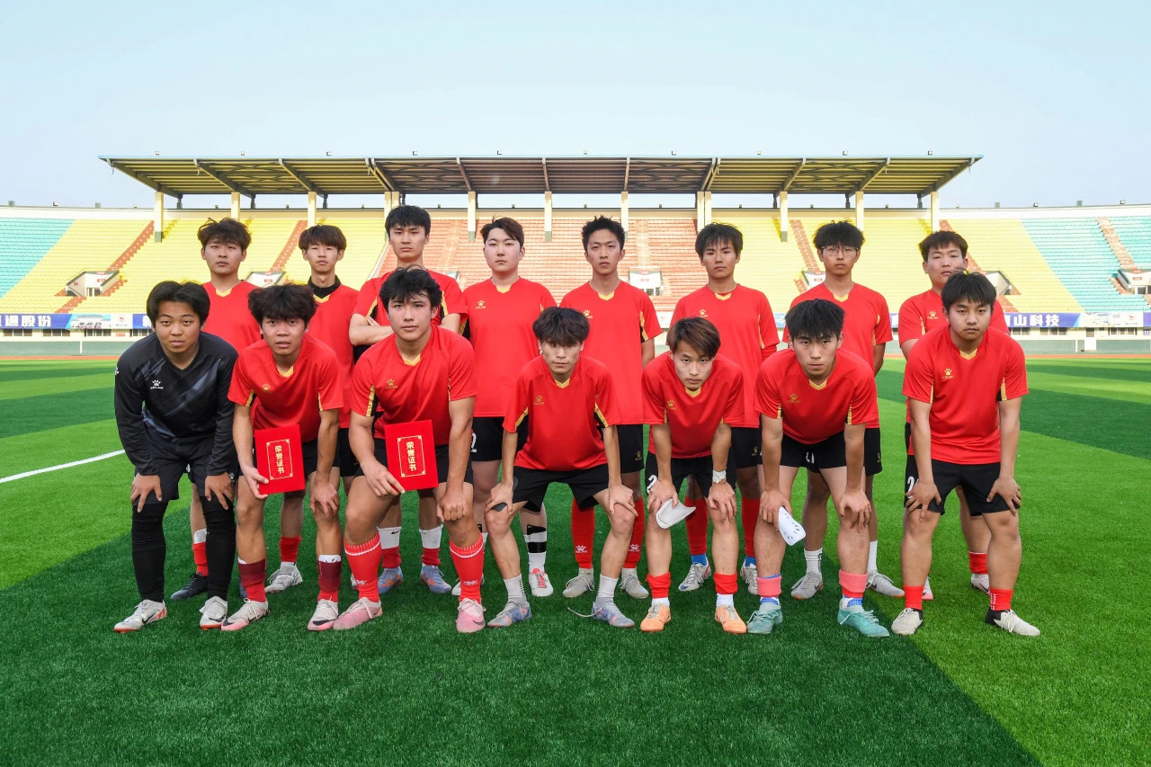 关于青少年足球对抗赛：女队选手誓夺桂冠的信息